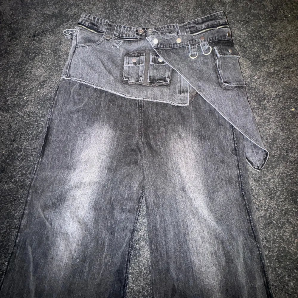Ranger Denim Grey Avtagbar Flare Kjol är gjord av tjock grå denim och tvättad till perfektion. Byxorna har ett invändigt termiskt lager för extra komfort och isolering. för mer information och bilder skriv till direct💄. Jeans & Byxor.