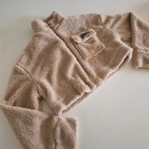 Croppad teddyjacka  - Supercroppad teddy jacka från bershka, använd en gång 🥰