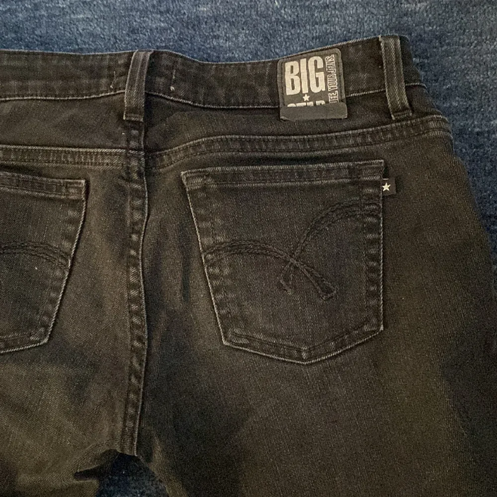 Jätte snygga lågmidjade jeans från ”big star”! Super bra skick och säljer då dom tyvärr inte passade på mig💗. Jeans & Byxor.