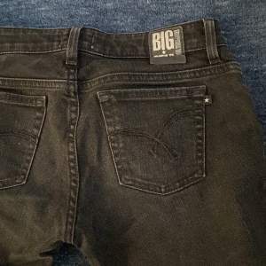 Jätte snygga lågmidjade jeans från ”big star”! Super bra skick och säljer då dom tyvärr inte passade på mig💗