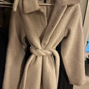 Vero Moda kappa - En snygg och stilren vero Moda kappa i strl s. Använd 1 gång så i nyskick. Nypris: 750kr  Mitt pris: 370