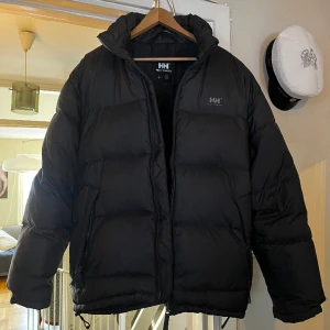 Helly Hansen Puffer Jacket - Nypris: 2500kr Mitt pris: 2000kr Storlek: L (men’s size)  Hänger bara i garderoben och dammar. Använd fåtal gånger (kan räkna på ena handen).  Superfin och supermysig.