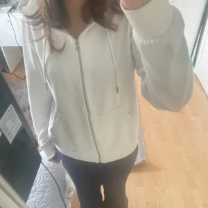 Vit Zip Hoodie - Vit huvtröja med dragkedja, bra skick, säljer pågrund av att den inte kommer till användning 