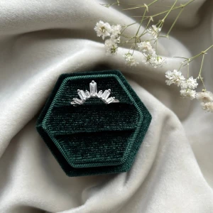 Sterling silver 925 ring med kubisk zirkonia  - 🩵Helt nya  🩵storlek 7 (17,3) Mycket vacker och ovanlig ring.  Ser väldigt snyggt ut om det kombineras med andra ringar som på bilden. OBS. ASKEN INGÅR EJ 