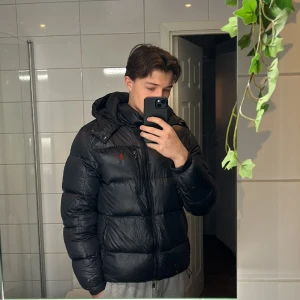 Ralph Lauren Gorham Glossed Down jacka - Säljer denna eftertraktade Ralph Lauren jackan eftersom jag inte längre gillar glansiga jackor, i fint skick -8/10 -nypris 4600kr har ett lagat hål på armen men syns knappt så därför säljer jag den för 1800. Vid intresse elr frågor är det bara skriva