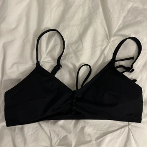 Bikini överdel - Svart bikinitopp från HM i fint skick. Passar XS-S ♥️
