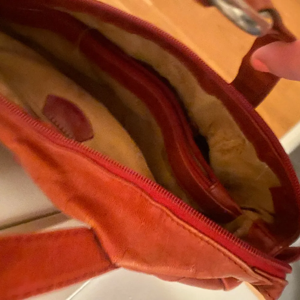 fin röd handväska som är lagom stor till skolan+man får plats med en dator i. ganska välanvänd men ändå fint skick den är ifrån the monte och den här modellen säljs inte längre skriv privat om ni vill ha mer ditajer . Väskor.
