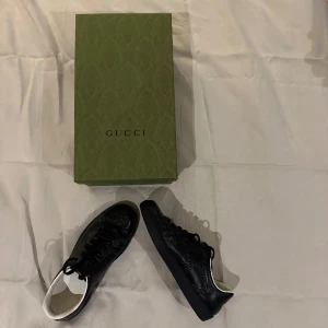 Gucci skor. - Äkta vara. Kvalite: 7av10 Ny pris: 6900 sek. Mitt pris: 1900 sek.