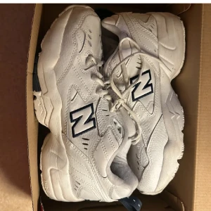 New balance - Nya skor använda en gång völdigt bra skick säker för 1000kr men jag kan absolut diskutera pris! Väldigt bra att köpa nu och spara till våren Passar både till strl 38 och 39