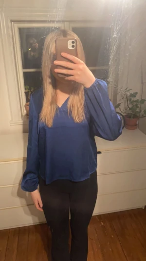 Marinblå blus💙 - Jättefin marinblå blus från vero moda, den är bara använd 1 gång och är som ny utan några defekter❤️säljer för att den inte kommit till användning 