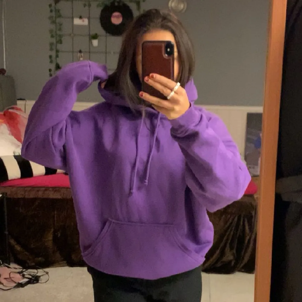 Lila bikbok hoodie som jag köpte på rean för ett år sen. Har bara kommit till användning 2 gånger och är i väldigt bra/ny skick. 💜. Hoodies.