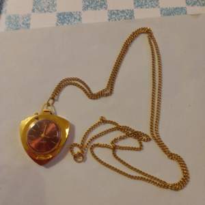 Vintage Halsband med hänge av en klocka Zarja USSR Gold plated 21 Jewels 1970 talet .och fullt fungerande klocka .Fint skick .fattas locket.
