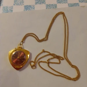 Vintage Halsband Zarja USSR Gold plated 21 Jewels .med hänge av en klocka . - Vintage Halsband med hänge av en klocka Zarja USSR Gold plated 21 Jewels 1970 talet .och fullt fungerande klocka .Fint skick .fattas locket.