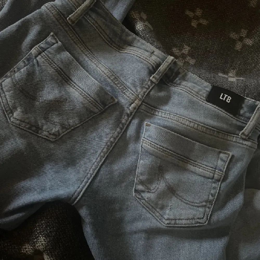 Ljusblå ltb jeans som är helt slutsålda, köpte här på plick men inte använt dom nånting och ej hon ja köpte dom av heller så dom är som nyskick❣️. Jeans & Byxor.