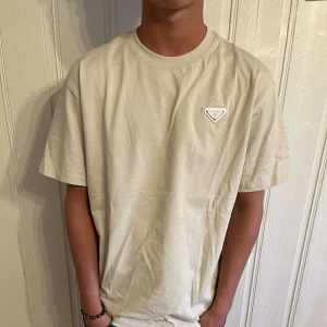 Prada tröja - Säljer min snygga krämvita Prada tröja som är sjukt unik, inga defekter alls, nypris 11 000 hör av dig vid fundering!