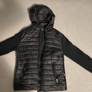 Svart Lindbergh Jack - Svart Lindbergh jacka i nästan nyskick. Perfekt till våren och riktigt snygg