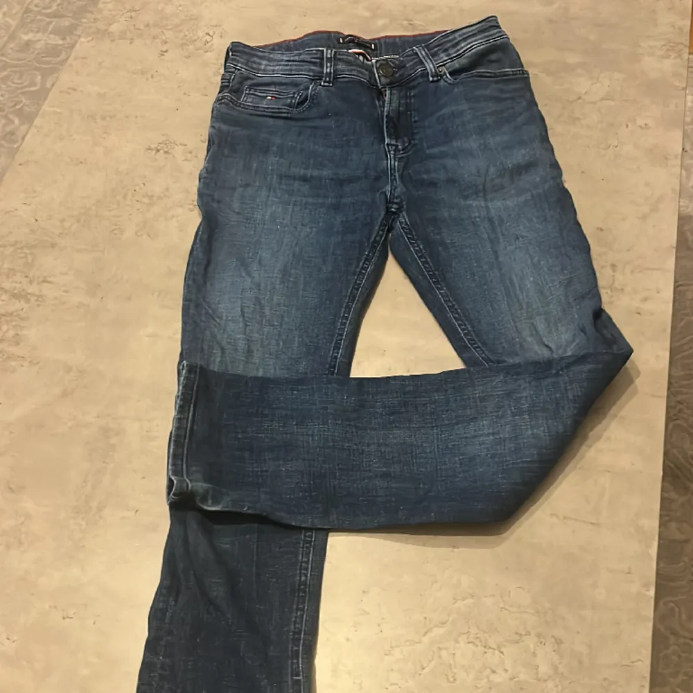 Nästan som nya. Tommy Hilfiger jeans slum fit köpta från Kidsbrandstore i storlek 164.. Jeans & Byxor.