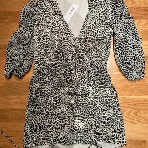 GINA KLÄNNING - Superfin halvkort klänning från Gina tricit i storlek 38/S/M. Köpt för 399. Säljer eftersom den är för stor för mig