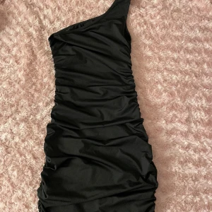Svart klänninh - Aldrig använt denna, lite för liten för mig.