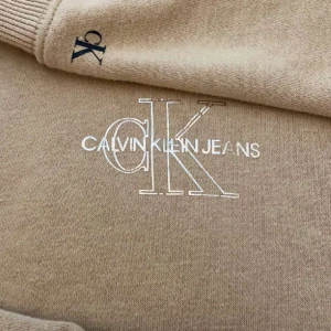Calvin klein - Säljer denna jätte sköna hoodie, den är i ett jätte mjukt skönt material. Jätte bra skick aldrig använd typ