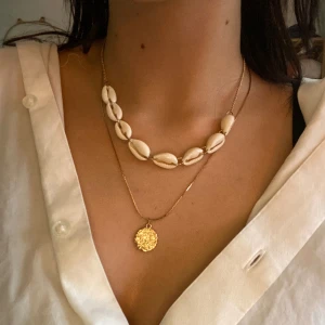 Halsband - Fint oanvänt halsband med guldfärg och snäckor 💛🐚🪷