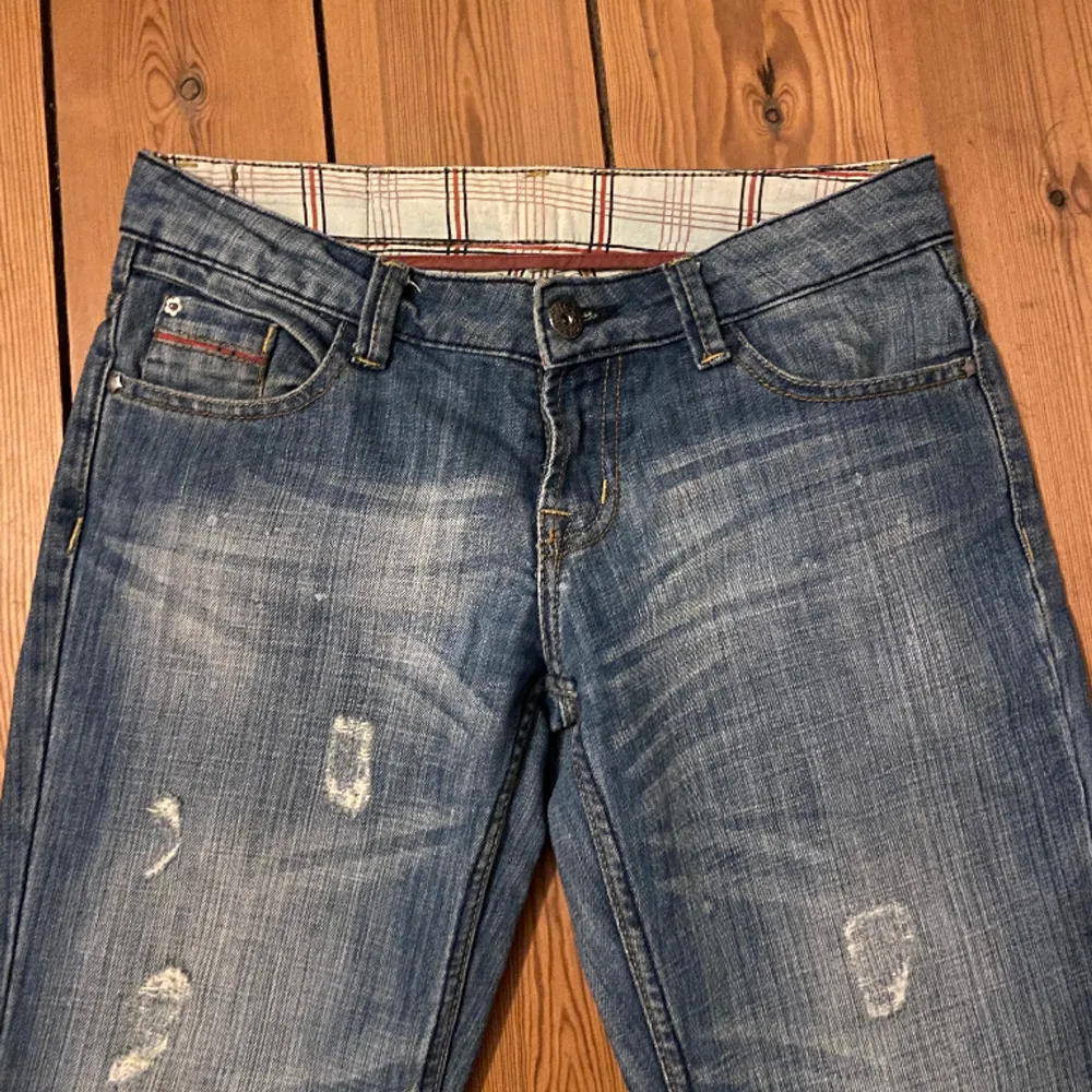 Lågmidjade jeans med slitningar. Ja på bilden är 165💞 Innerben: 71 Rakt över midjan: 39. Jeans & Byxor.