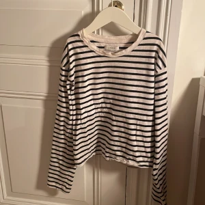 Randig tröja - Säljer denna jättesnygga randiga tröjan, då den är lite för liten för mig. Tröjan är i bra skick och bara använd några fåtal gånger❤️❤️❤️