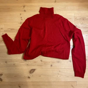Röd polotröja - Snygg röd polotröja perfekt nu i vinter. Inga tecken på användning. 