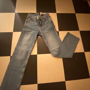 Säljer jeans i nyskick den weekday!! Stl 24/30. Köpte för 500, pris kan diskuteras. Säljer för att dem är försmå 💞 