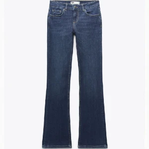 Bootcut jeans - Jätte populära bootcut jeans från Zara! Fint skick men har dock sprättat upp där nere men det är inget man lägger märket till💓 De är low rised som ni ser och slutsålda på hemsidan! (Diskuterar gärna priset)