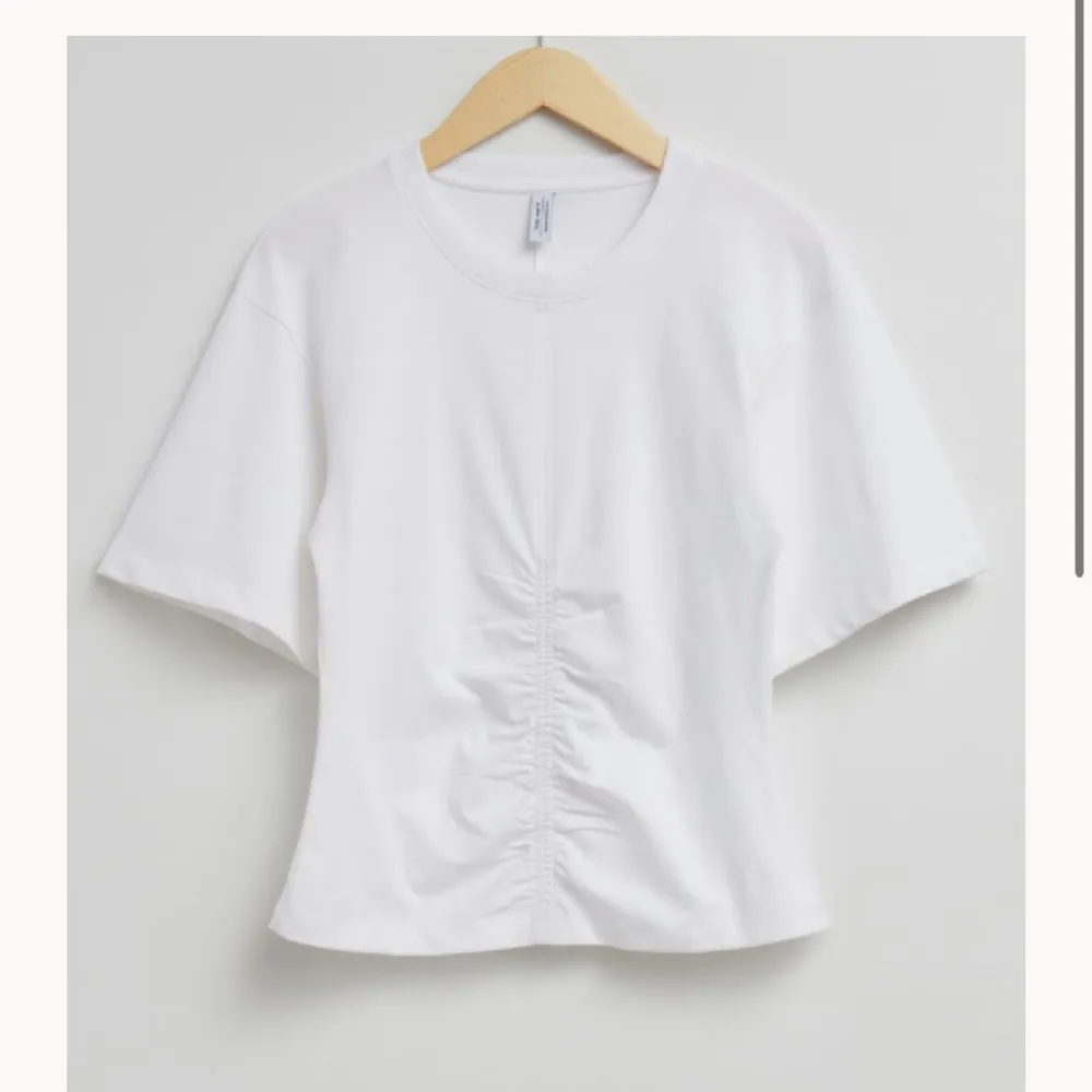 Skit cool vit T-shirt med detalj fram! Aldrig använd! Nyskick! Pris kan diskuteras . Toppar.