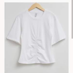 Skit cool vit T-shirt med detalj fram! Aldrig använd! Nyskick! Pris kan diskuteras 