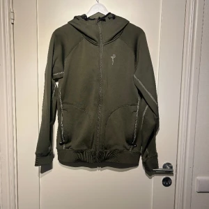 Pelle p zip hoodie - Säljer nu min gröna pelle p zip hoodie i storlek M då den fallit ur smaken, skick 6/10 då den börjat noppra lite. Tveka inte på att fråga om du har funderingarå