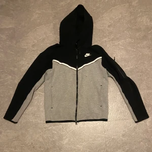 Nike Tech fleece - Tröja, stl. XS, Herr Nike Tech Fleece börjar bli för liten så jag säljer den så ingen går miste om.  Den var ursprungligen storlek S men på grund av tvätten har den för minskat till Xs till min gissning ungefär.   Köpte den för 1349kr från Nike bevis