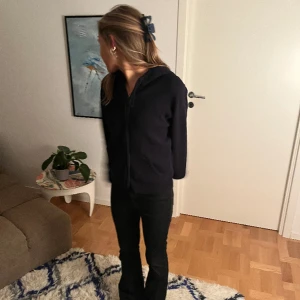 Mörk blå zip-up - Zip-up hoddie från brandy Melville💗💗 Bra kvalitet! Kan diskutera pris !💗💗💗💗
