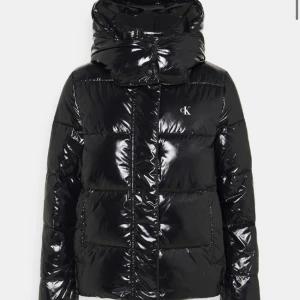 Jacka - Säljer denna vinterjacka från Calvin Klein köpt för 2195 säljer för 1000❤️ ser ut som ny bara använt ca 5 gånger💗 det är barnstolen så tog den i xl men skulle säga att den är som en s/m🥰