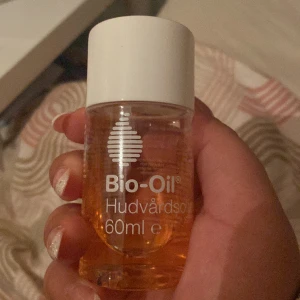 Bio-Oil Hudvårdsolja  - Bio-Oil Hudvårdsolja med vitaminer och naturliga växtoljor. Hjälper till att göra ärr, bristningar och ojämn hudton mindre framträdande. Huden blir mjuk,smidig och återfuktad. Har kommit till användning, hälften är finns kvar. Nyköp 89, säljer för 40