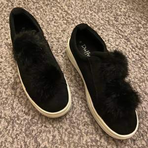 Svart sko med hög vitt sula och två pompoms fram på foten!❤️❤️ Nästan aldrig använda!❤️st 38, lite smutsig under!❤️