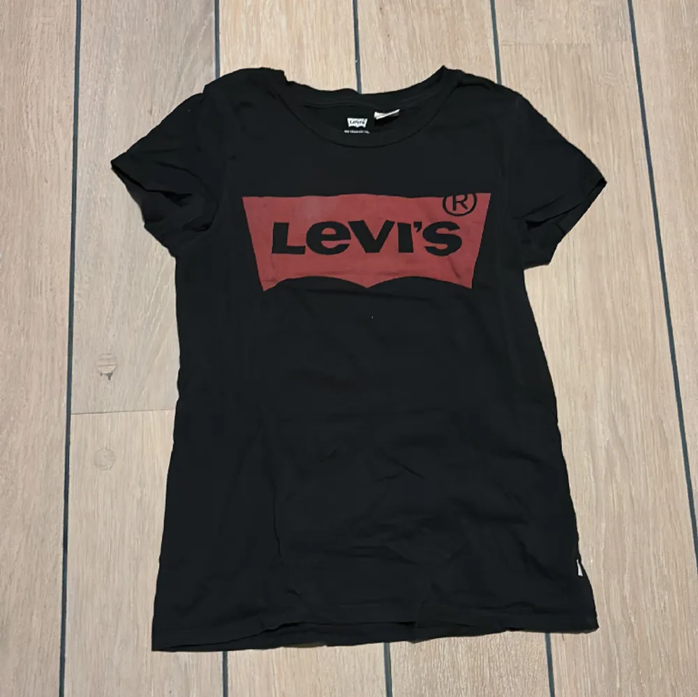 T-shirt från Levi’s i fint skick. Nypris 319kr.. T-shirts.