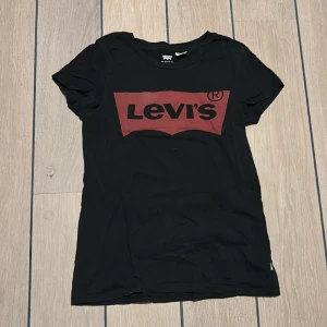 Levi’s T-shirt  - T-shirt från Levi’s i fint skick. Nypris 319kr.