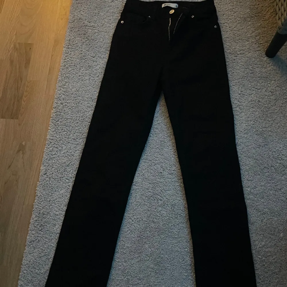 Detta är ett par svarta jeans som aldrig har används och är i super kvalite. Jeans & Byxor.