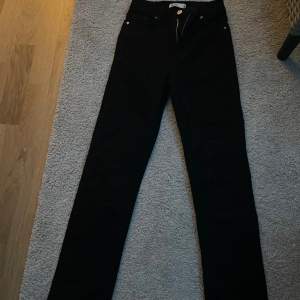 Detta är ett par svarta jeans som aldrig har används och är i super kvalite