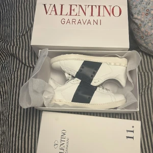 VALENTINOS Navy blue rockstud  - 10/10 skick   Endast testade  Kvitto ingår inte Dustbag och allt orginal tillföljer köpebevis finns