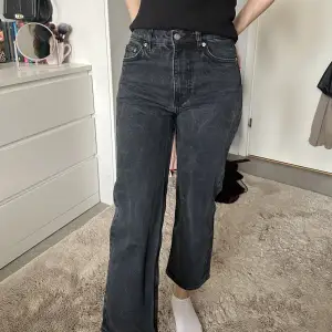 Ett par svarta jeans från arket som har en grå touch till. Supersnygg & härliga inför sommaren men då jag inte får någon användning längre, nypris: 790kr