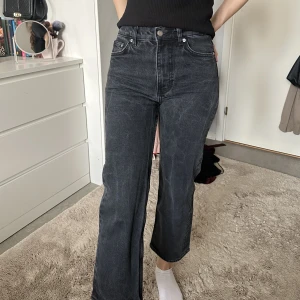 Arket byxor - Ett par svarta jeans från arket som har en grå touch till. Supersnygg & härliga inför sommaren men då jag inte får någon användning längre, nypris: 790kr