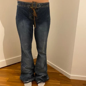 Jeans med knytning - Säljer dessa ascoola lågmidjade jeans med knytning och detaljer, storlek 36💞