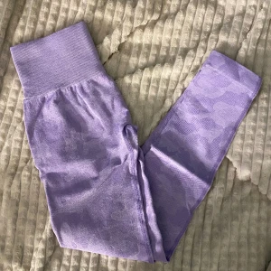 gym tights - gym tights i camouflage-mönster från något wholesale märke som säljs på amazon, använda sparsamt!