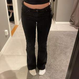 Skitsnygga lågmidjade jeans i storlek 38😍Längst ner på ena benet är det en liten defekt❤️Säljer pågrund av att jag har för många svarta jeans☺️