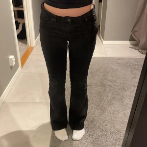 jeans - Skitsnygga lågmidjade jeans i storlek 38😍Längst ner på ena benet är det en liten defekt❤️Säljer pågrund av att jag har för många svarta jeans☺️