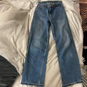 Ett par vida blå jeans från Monki i stl.25. Jag har spretat upp längst ner på byxorna så de är lite längre, där de också är lite slitna. Lite slitet i ena fickan pga mobilen. Säljer då de inte längre används🩷